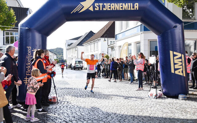 Joar Thele løper først over målstreken. (Foto: Arrangøren)