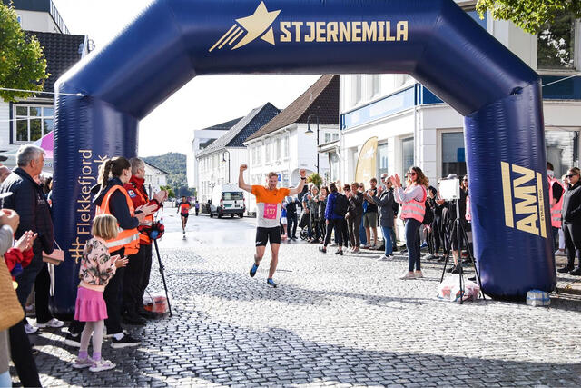 Joar Thele løper først over målstreken (Foto: Arrangøren)