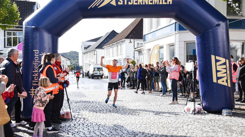 Joar Thele løper først over målstreken. (Foto: Arrangøren)