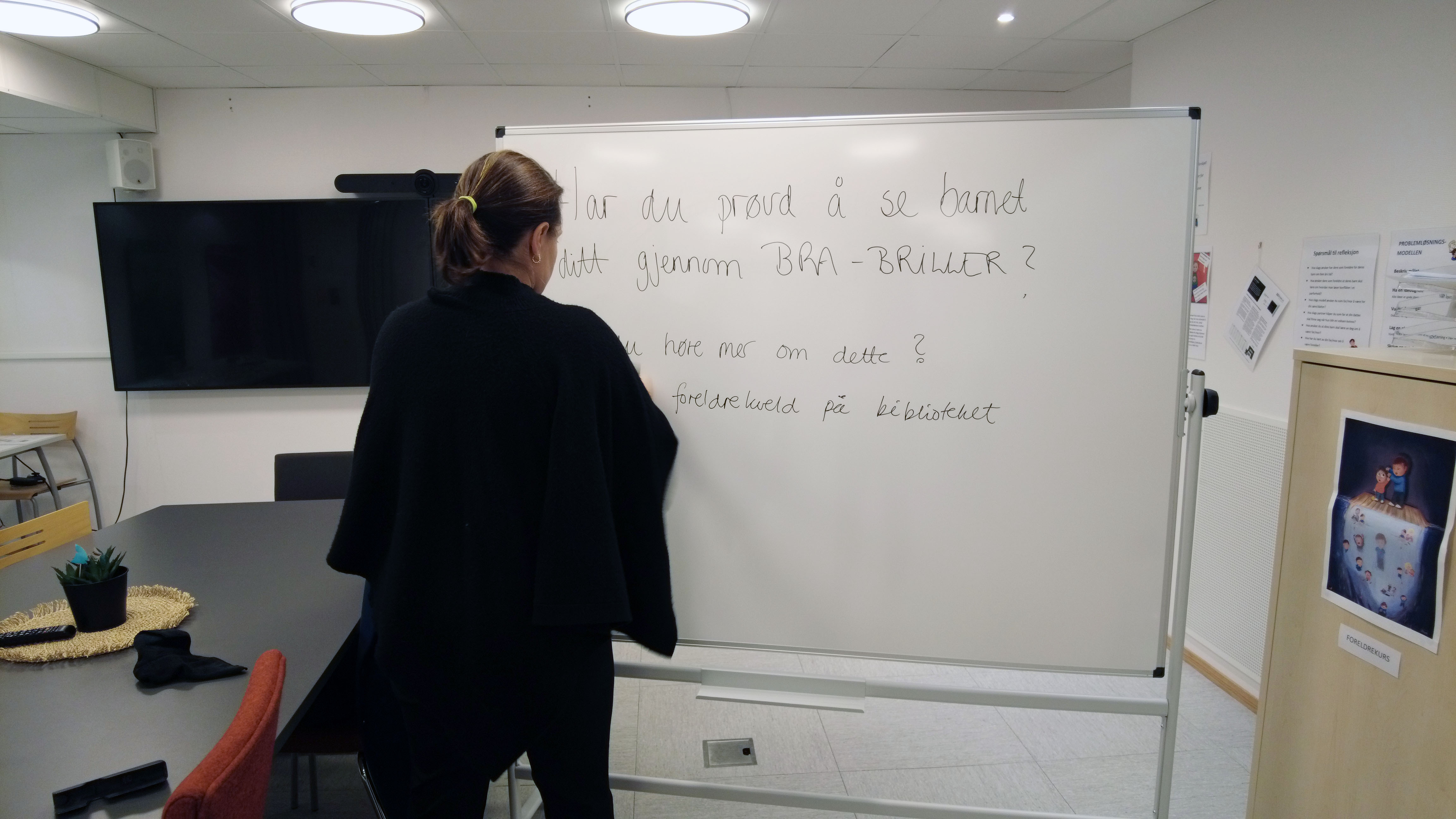 Ingrid Agnethe Pedersen skriver på whiteboard