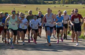 Starten har akkurat gått for 12 km med 31 løpere i feltet. (Foto Per Kr. Johansen)