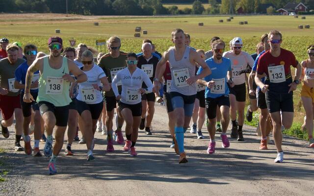 Starten har akkurat gått for 12 km med 31 løpere i feltet. (Foto Per Kr. Johansen)