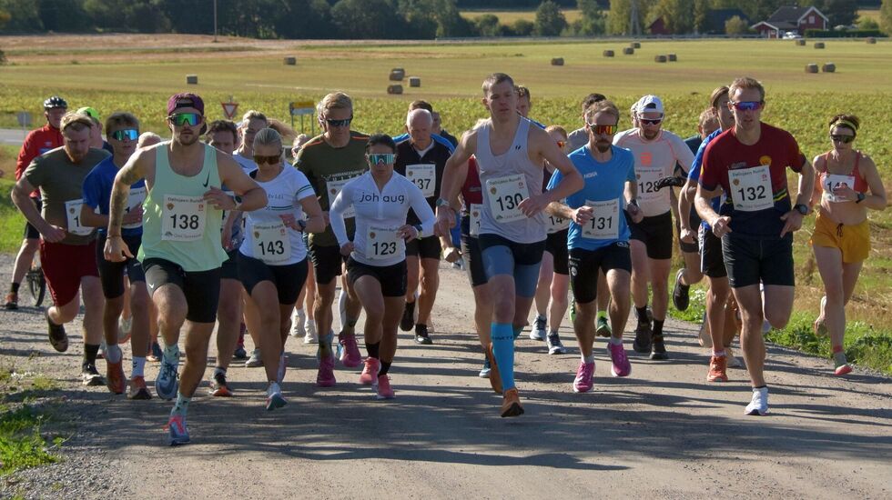 Starten har akkurat gått for 12 km med 31 løpere i feltet. (Foto Per Kr. Johansen)