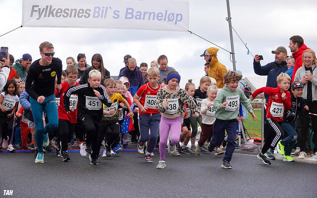 Det var populært med Narve Gilje Nordås som fartsholder i Barneløpet tilknytta Flyplassmila i september i år, og det blir sikkert ikke mindre populært med gratis løp neste år. (Foto: Thomas André Hjelmen)