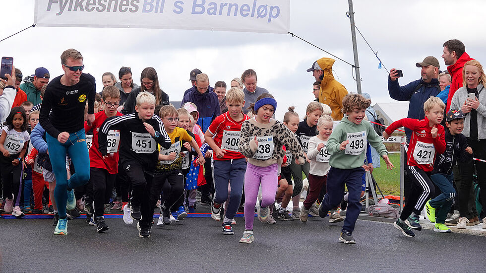Det var populært med Narve Gilje Nordås som fartsholder i Barneløpet tilknytta Flyplassmila i september i år, og det blir sikkert ikke mindre populært med gratis løp neste år. (Foto: Thomas André Hjelmen)