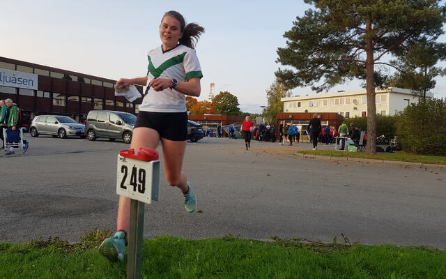 Kaja Winsnes Nordhagen mot mål utenfor Tippinga. (Foto: Stein Arne Negård)