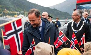 Kronprins Haakon fekk helsa på barn frå Trudvang skule på kaien. (Foto: Bård Basberg)