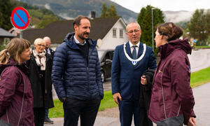 Kronprinsen i samtale med styrar Heidi Austrheim og assisterande styrar Mari Engesæter i Fosshagen utdanningsbarnehage. (Foto: Bård Basberg)