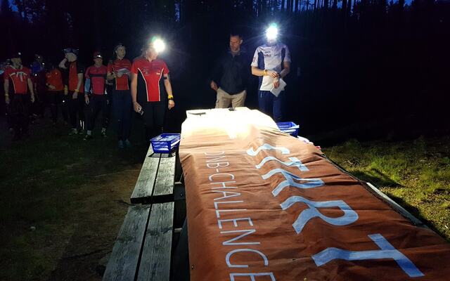 Løperne venter på tur for å slippe ut i natta med et minutts mellomrom. (Foto: Stein Arne Negård)