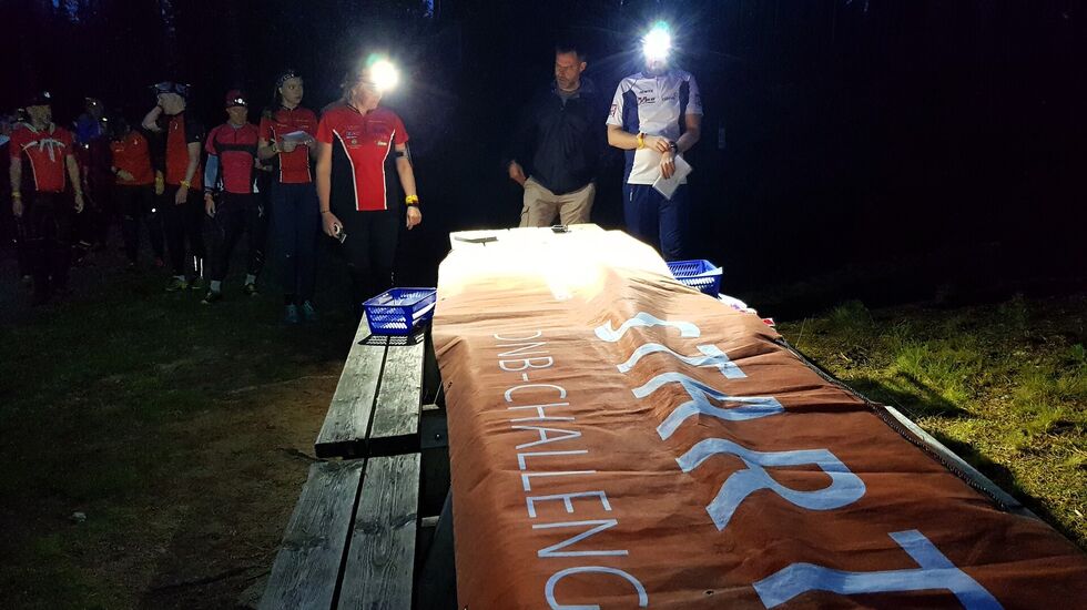 Løperne venter på tur for å slippe ut i natta med et minutts mellomrom. (Foto:  Stein Arne Negård)