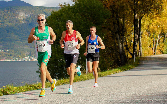 Halvmaraton i vakre haustfargar: 249 Lars Ole Hageslaø, Kyrkjsæterøra 217 Andre Haugsbø, Gaular, og 214 Tobias Fuglestrand, Gloppen FIL (foto: Vidar Nyhammer)