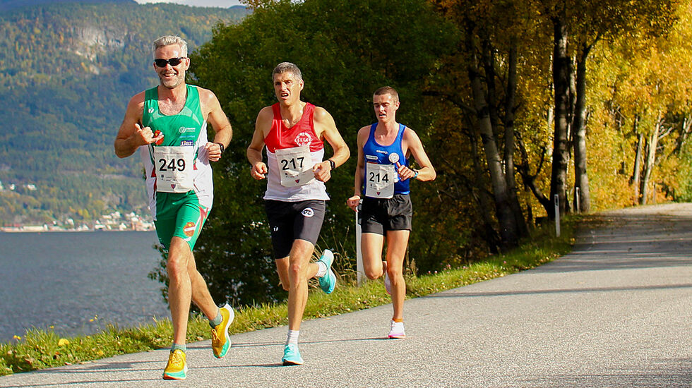Halvmaraton i vakre haustfargar: 249 Lars Ole Hageslaø, Kyrkjsæterøra  217 Andre Haugsbø, Gaular, og 214 Tobias Fuglestrand, Gloppen FIL (foto: Vidar Nyhammer)