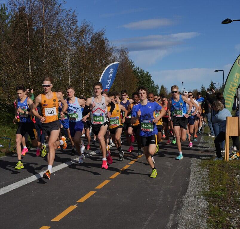 Starten på Ida Eides Minneløp med mange sterke løpere på start. I front ser vi guttene som preget toppen av resultatlistene. (Foto: Einar Børve).