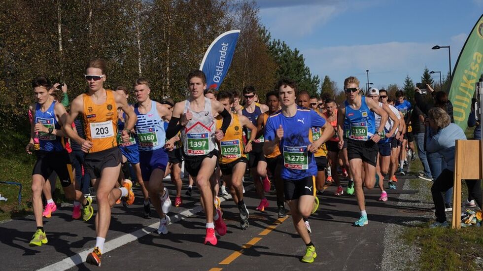 Starten på Ida Eides Minneløp med mange sterke løpere på start. I front ser vi guttene som preget toppen av resultatlistene. (Foto: Einar Børve).