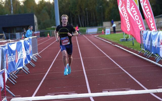 Øyvind Moen Fjeld ledet fra start til mål og vant den leste distansen under lørdagens Norgesløp. (Foto: Einar Børve).