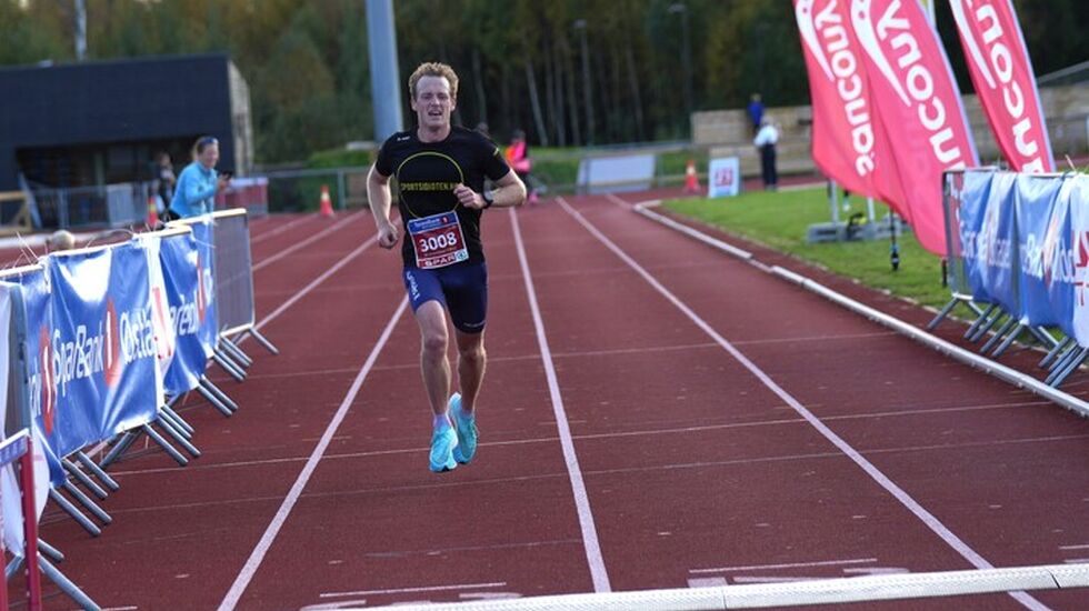 Øyvind Moen Fjeld ledet fra start til mål og vant den leste distansen under lørdagens Norgesløp. (Foto: Einar Børve).