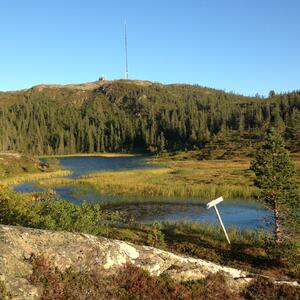 vann foran en vassfjellet med radiotårnet