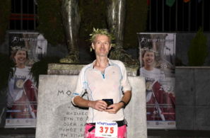 En historisk Simen Holvik på historisk grunn i Sparta søndag. (Arrangørfoto)