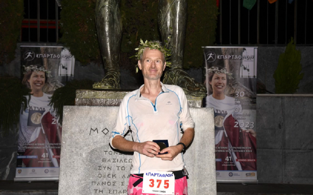 En historisk Simen Holvik på historisk grunn i Sparta søndag. (Arrangørfoto)