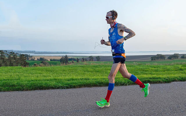 Bjørn Tore på sin lange løpetur på øyen Mors ved Limfjorden i Danmark. (Foto: Kim Vester Boll)