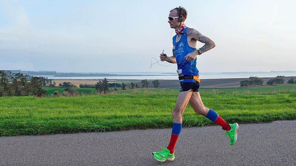 Bjørn Tore på sin lange løpetur på øyen Mors ved Limfjorden i Danmark. (Foto: Kim Vester Boll)