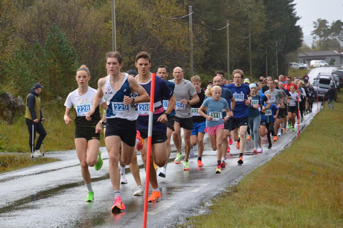 Fra fellesstarten for alle distanser unntatt maraton med godt over 100 løpere i feltet. (Foto: Ingvild Bjørnøy Nylund)