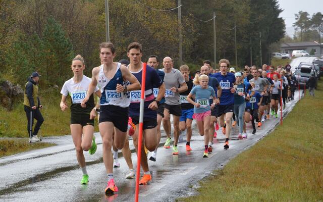 Fra fellesstarten for alle distanser unntatt maraton med godt over 100 løpere i feltet. (Foto: Ingvild Bjørnøy Nylund)