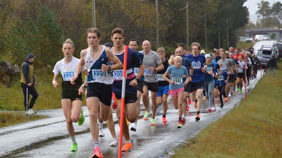 Fra fellesstarten for alle distanser unntatt maraton med godt over 100 løpere i feltet. (Foto: Ingvild Bjørnøy Nylund)