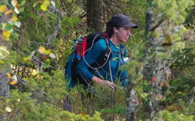 Tone Samuelsson i tett skog. (Arrangørfoto)