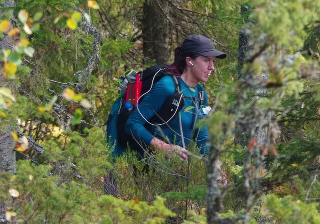 Tone Samuelsson i tett skog. (Arrangørfoto)