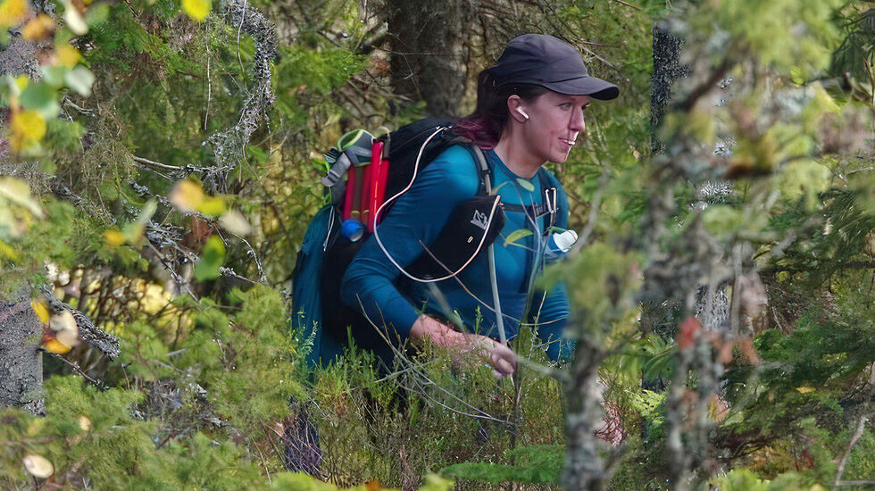 Tone Samuelsson i tett skog. (Arrangørfoto)