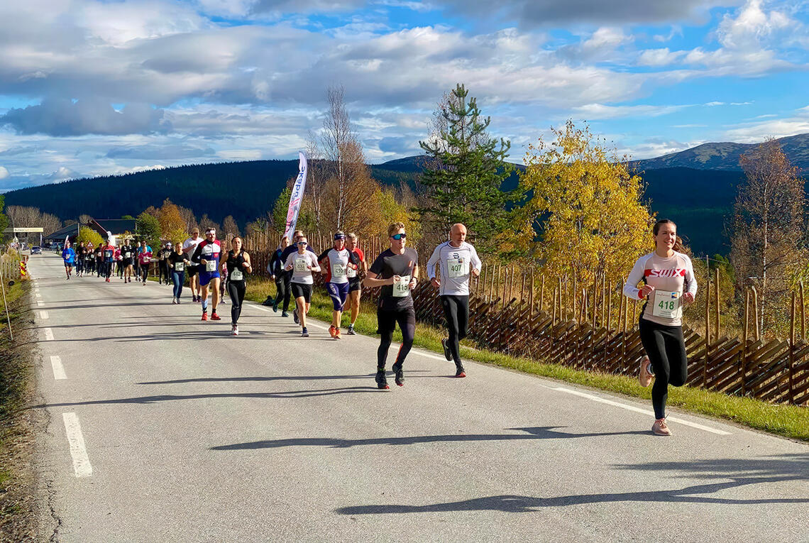 Starten har akkurat gått for den korteste distansen under Skåbu Fjellmaraton 2023. (Foto: Tori Virik)