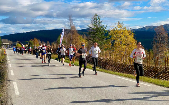 Starten har akkurat gått for den korteste distansen under Skåbu Fjellmaraton 2023. (Foto: Tori Virik)