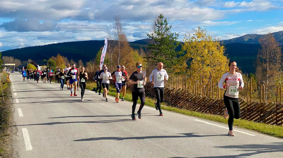 Starten har akkurat gått for den korteste distansen under Skåbu Fjellmaraton 2023. (Foto: Tori Virik)