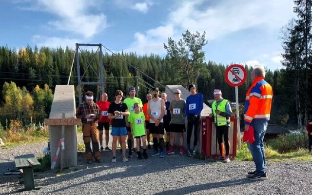 Primus motor i Øverbygda fritidsklubb, Arne Moren (til høyre), gjør nok en gang klar til å sende de aktive løperne av gårde i samlet flokk fra Strandvoldbrua. (Foto: Unni Moren)