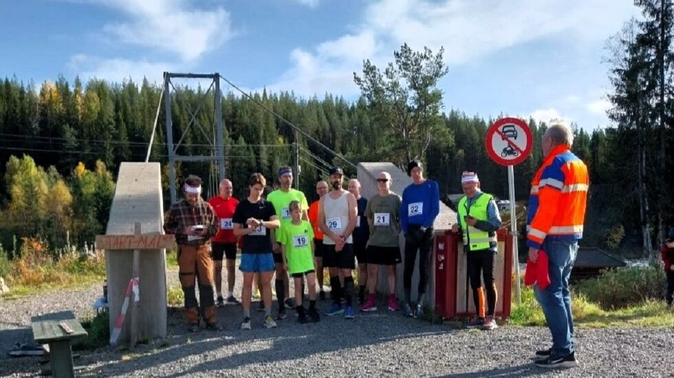 Primus motor i Øverbygda fritidsklubb, Arne Moren (til høyre), gjør nok en gang klar til å sende de aktive løperne av gårde i samlet flokk fra Strandvoldbrua. (Foto: Unni Moren)