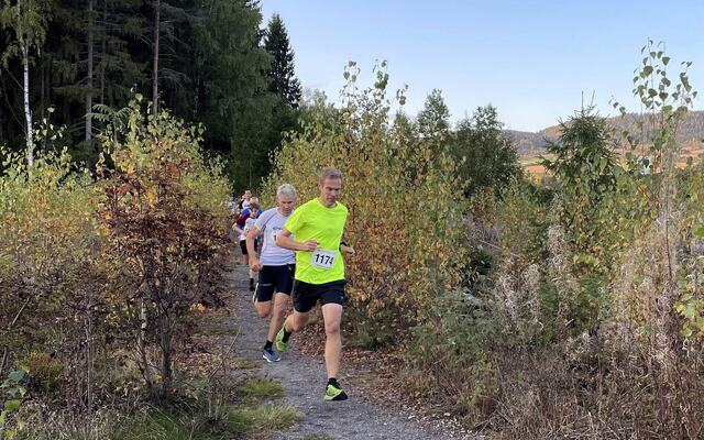 Jo Reistad i tet fra start foran Lars-Ivar og Iver Ola Aarseth i Moskogen. (Foto: Marit Amdal)