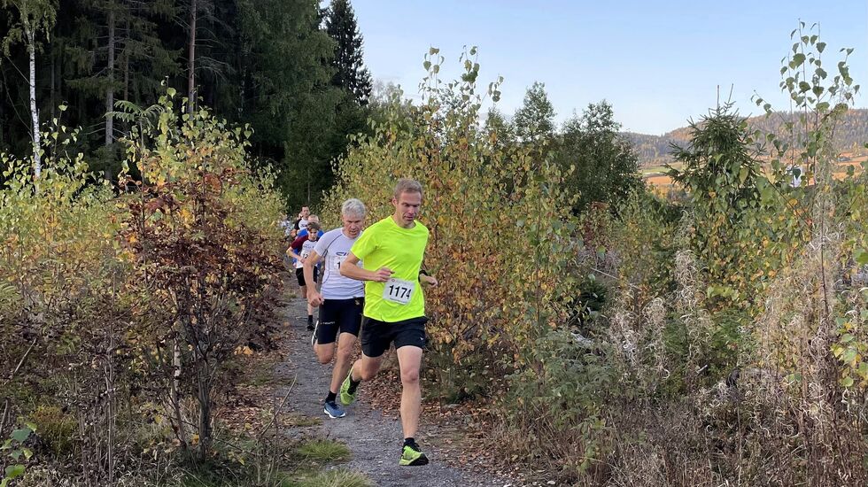 Jo Reistad i tet fra start foran Lars-Ivar og Iver Ola Aarseth i Moskogen. (Foto: Marit Amdal)