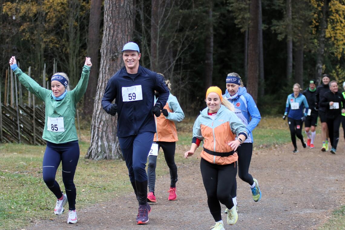 God stemning halvveis i fjorårets løp blant denne gjengen med (fra venstre) Marte Ihrstad, Erlend Laukvik og Kristin Vardebakken i første rekke. (Foto: Rolf Bakken)