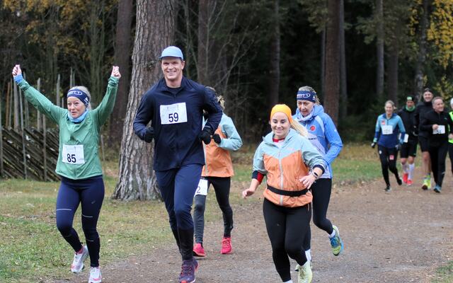 God stemning halvveis i fjorårets løp blant denne gjengen med (fra venstre) Marte Ihrstad, Erlend Laukvik og Kristin Vardebakken i første rekke. (Foto: Rolf Bakken)