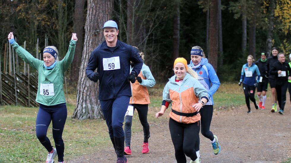 God stemning halvveis i fjorårets løp blant denne gjengen med (fra venstre) Marte Ihrstad, Erlend Laukvik og Kristin Vardebakken i første rekke. (Foto: Rolf Bakken)