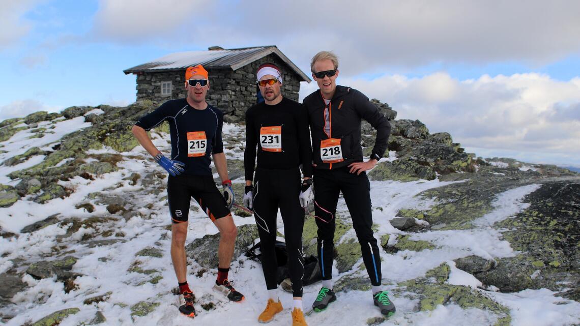 De tre første til 1132 moh på Skeikampen lørdag. Vinner Oddvin Offigstad omkranset av Henrik Nøkleby (til høyre) og Magnus Bleken. (Foto: Rolf Bakken)