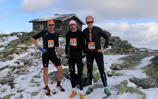 De tre første til 1132 moh på Skeikampen lørdag. Vinner Oddvin Offigstad omkranset av Henrik Nøkleby (til høyre) og Magnus Bleken. (Foto: Rolf Bakken)