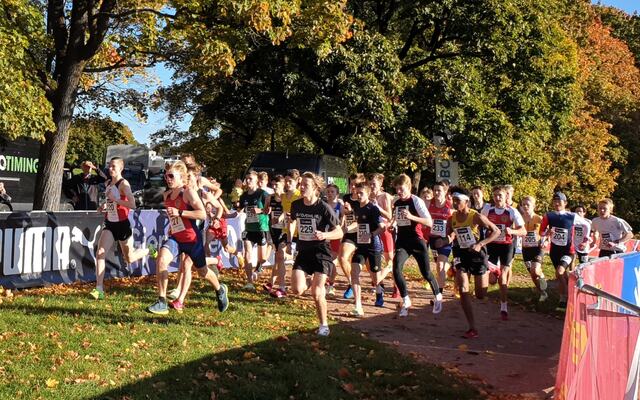 Starten på 4 km der 30 løpere kjempet om UM-plasseringer og medaljer i G 15, G 16 og G 17 år. (Foto: Runar Gilberg)