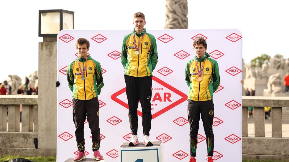 Seierspallen i menn junior (fra venstre) Kristian Bråthen Børve, Andreas Fjeld Halvorsen og Simen Gløgård Stensrud. (Foto: Samuel Hafsahl)