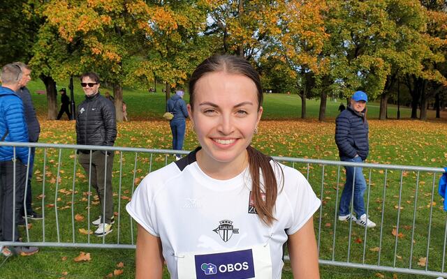 Ingeborg Østgård etter å ha sikret seg gullet på overdistansen 8 km terrengløp søndag. (Foto: Runar Gilberg)