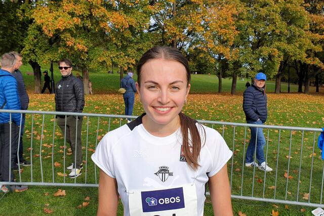 Ingeborg Østgård etter å ha sikret seg gullet på overdistansen 8 km terrengløp søndag. (Foto: Runar Gilberg)