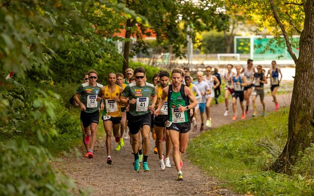 Eivind Øygard som her fører an i årets NM terrengløp i Frognerparken er en av sju løpere som supplerer den norske troppen til EM i terrengløp. (Foto: Samuel Hafsahl)