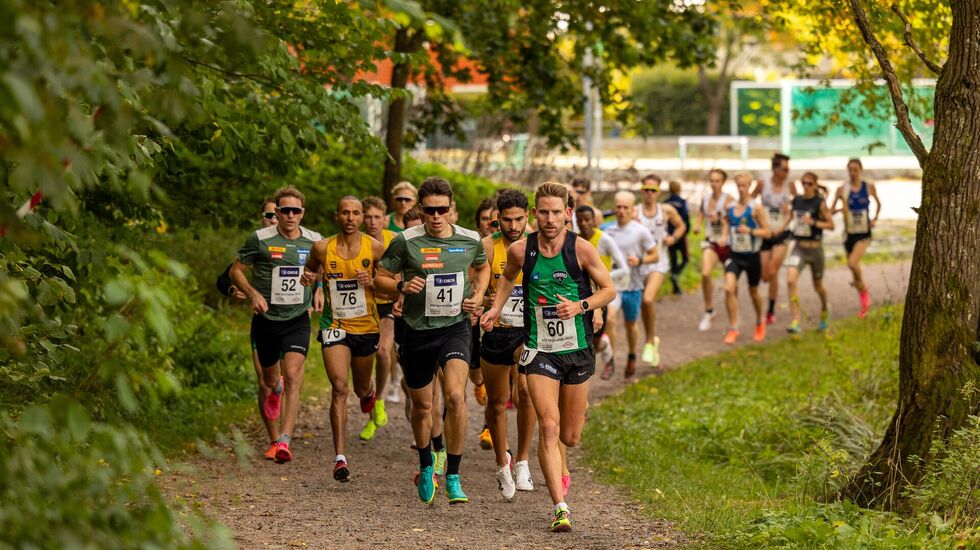 Eivind Øygard som her fører an i årets NM terrengløp i Frognerparken er en av sju løpere som supplerer den norske troppen til EM i terrengløp. (Foto: Samuel Hafsahl) 