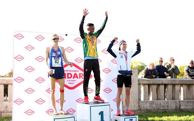 Tre meget fornøyde medaljører på seierspallen i NM lang løype 2023 (fra venstre): Even Brøndbo Dahl, Senay Fissehatsion og Didrik Tønseth. (Foto: Samuel Hafsahl)